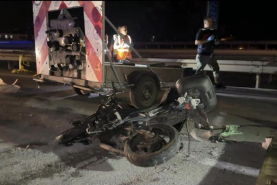 Otoyolda ikaz römorkuna çarpan motosikletli hayatını kaybetti