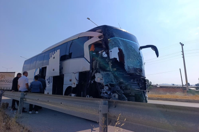 Yolcu otobüsü kamyonete çarptı: 1 ölü, 15 yaralı