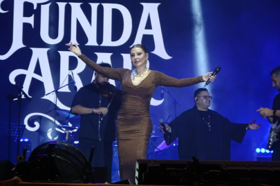 Funda Arar sahnede rüzgar gibi esti