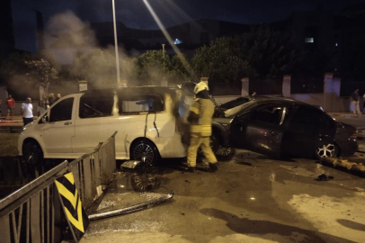 Kaza yapan otomobil alev aldı