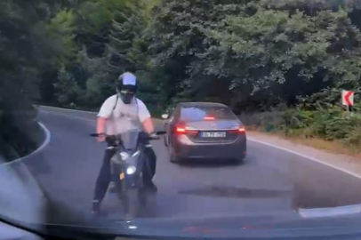 Virajı alamayan motosiklet otomobile çarptı