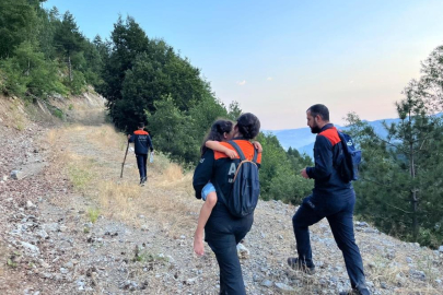 Araçta mahsur kalan baba ve kızı kurtarıldı