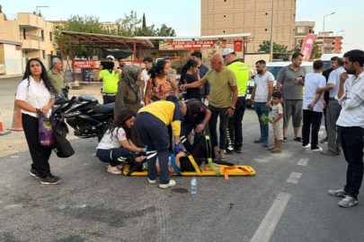 Ehliyetsiz sürücü, motosikletiyle otomobile çarptı: 2 yaralı