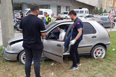Bursa'da kontrolden çıkan otomobil direğe çarptı: 1 yaralı