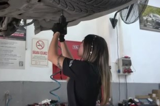 Bursa'da 19 yaşındaki genç kız tamirhanede ter döküyor