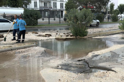 Patlayan su hattı yolu çökertti