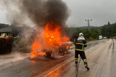 Yanan otomobildeki patlama paniğe neden oldu