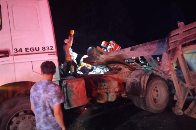Hafriyat kamyonu otomobille çarpıştı: 1'i ağır, 3 yaralı