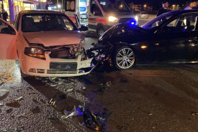 İnegöl'de kafa kafaya kaza: 2 yaralı