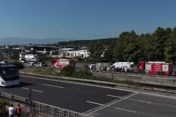 2 TIR ve 1 kamyonetin karıştığı kazada 1 kişi yaralandı