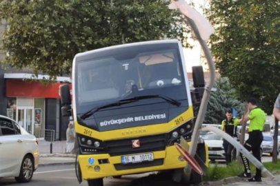 Bursa'da seyir halindeki halk otobüsü direğe çarptı