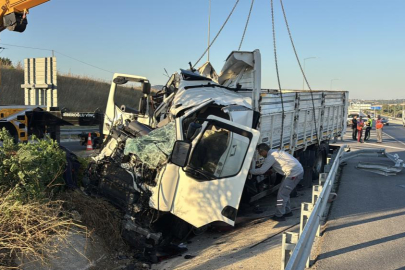 Kamyon bariyerlere ok gibi saplandı: 2 ölü