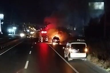 Bursa'da seyir halindeki lüks otomobil küle döndü