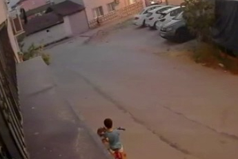 Bursa'da çocukların oynadığı sokağa drift atarak girdi