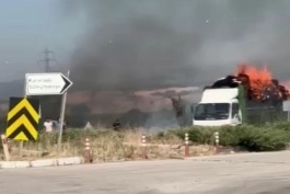 Bursa'da saman yüklü kamyonet alev alev yandı