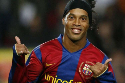 Ronaldinho 11 yıl sonra futbola dönüyor! İşte yeni takımı...