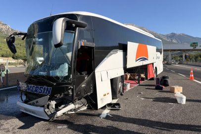 Yolcu otobüsü bariyere çarptı: 5 yaralı