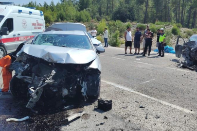 Antalya'da otomobiller çarpıştı: 1 ölü, 3 yaralı
