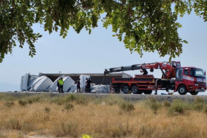 Karapınar'da devrilen tırın sürücü yara almadan kurtuldu