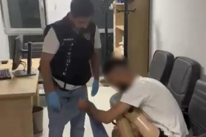 Protez bacağından uyuşturucu çıktı: 830 gram metamfetamin ele geçirildi