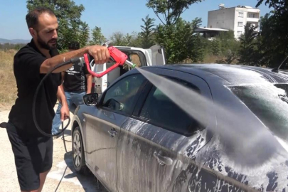 Bursa'da sokakta gördüğü kirli araçları habersizce yıkıyor...Araç sahiplerine sürpriz yapıyor