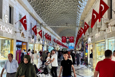 Bursa'da Tarihi Kapalı Çarşı Türk bayraklarıyla donatıldı