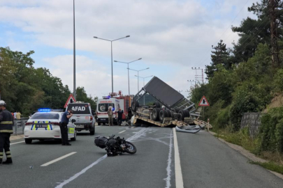 Karabük-Bartın yolunda feci kaza: Tır devrildi, 2 kişi hayatını kaybetti