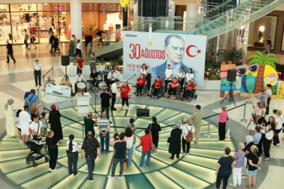 Osmangazi'de özel öğrencilerden 30 Ağustos Zafer Bayramı konseri