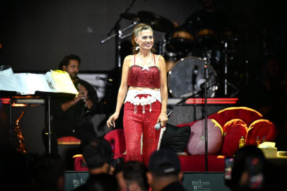 Yıldız Tilbe, İstiklal Marşı’nı 200 bin kişiyle okudu