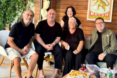 Cem Yılmaz'dan mutlu aile fotoğrafı
