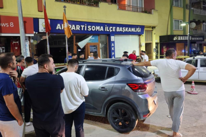 Otomobil AK Parti ilçe binasına daldı