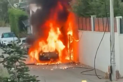 Bursa'da park halindeki araç alev topuna döndü