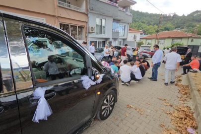 Bursa'da asırlık düğün geleneği: 200 metreyi 4 saatte geçtiler