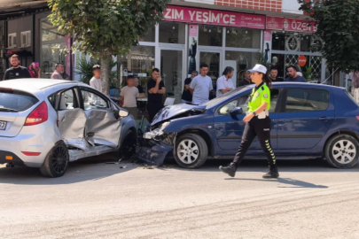 İnegöl'de iki otomobil kafa kafaya çarpıştı