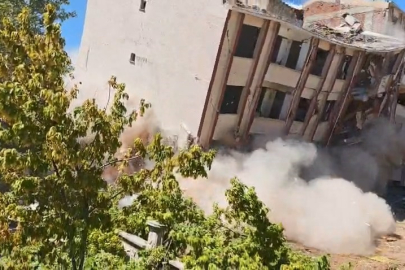 5 katlı iki bina tek dokunuşla yıkıldı