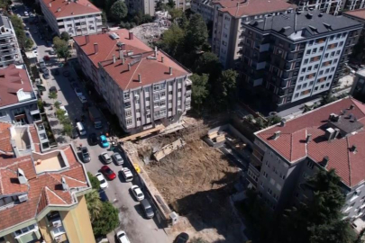 Bahçelievler'de 5 katlı binanın istinat duvarı çöktü