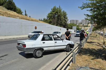 Otomobil bariyerlere çarptı: 2 yaralı