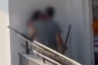 Balkonda sopalı darp kameralara yansıdı
