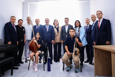 Başkan Vekili Biba, öğrencilerin ilk ders heyecanına ortak oldu