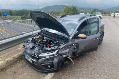 Bursa'da bariyerlere çarpan araçtaki 2 kişi yaralandı