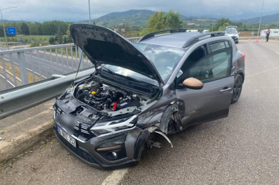 Bursa'da bariyerlere çarpan araçtaki 2 kişi yaralandı