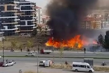 Akaryakıt istasyonu yanında çıkan yangın paniğe neden oldu