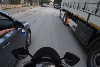 Araçtan atılan çöpü içeriye geri attı