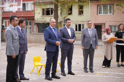 Başkan Özel, eğitim gördüğü okulu ziyaret etti