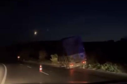Karacabey’de kamyonet ağaçlara çarptı