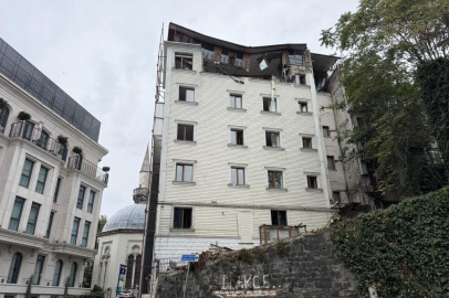 Boşaltılan otelin üst katı kısmen çöktü