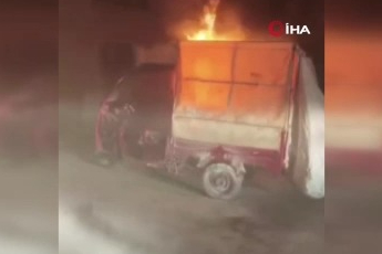 Bursa'da kağıt toplama aracı alev alev yandı