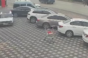 Bursa'da kontrolden çıkan araç, çarpa çarpa zor durdu