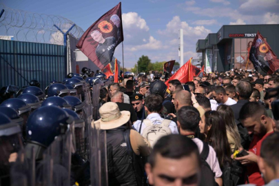 Kosovalılar Lahey’de polisle çatıştı