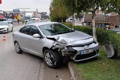 Bursa'da kontrolden çıkan araç, çarpa çarpa zor durdu